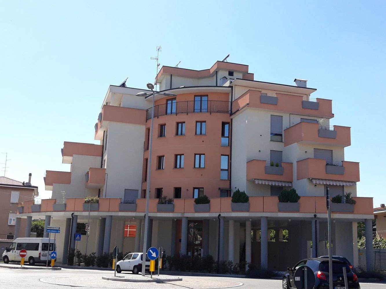 125m² Commercial property in Cardano al Campo, Italy No. 286253