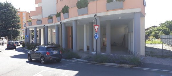 125m² Commercial property in Cardano al Campo, Italy No. 286253 3