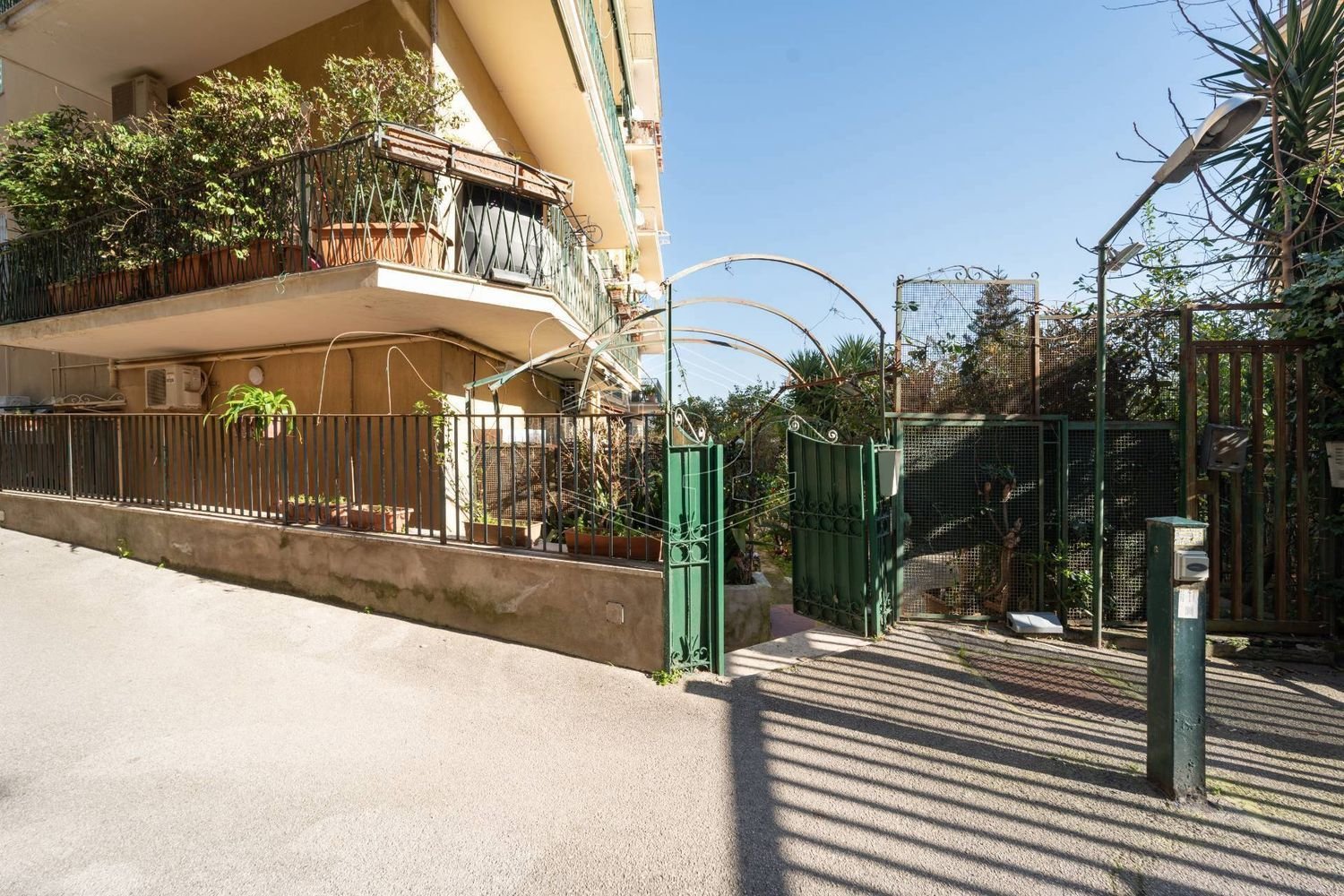 Квартира с 3 комнатами в Неаполь, Италия № 122712