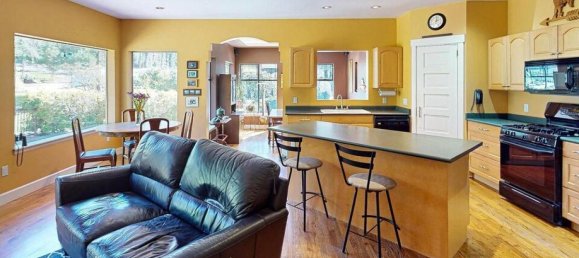 5 bedrooms House in British Columbia, Canada No. 192 9