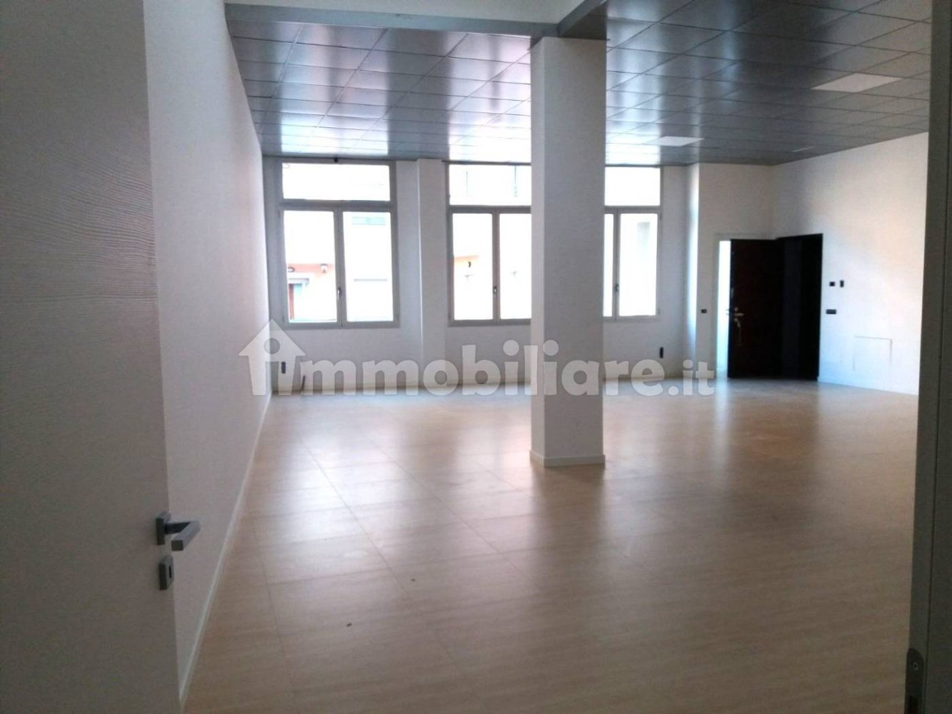 3 rooms Office in Saronno, Italy No. 360268