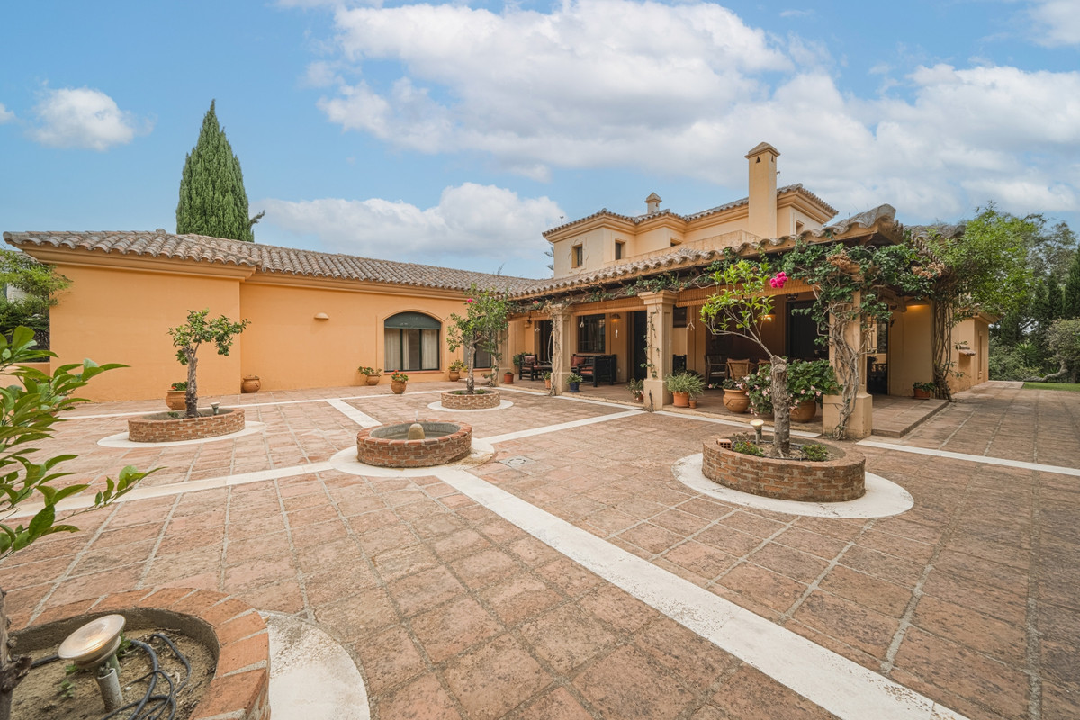 5 bedrooms Villa in Cadiz, Spain No. 188455