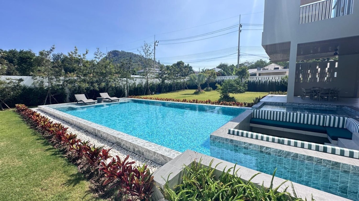 Villa de 5 dormitorios en Hua Hin, Thailand No. 73511