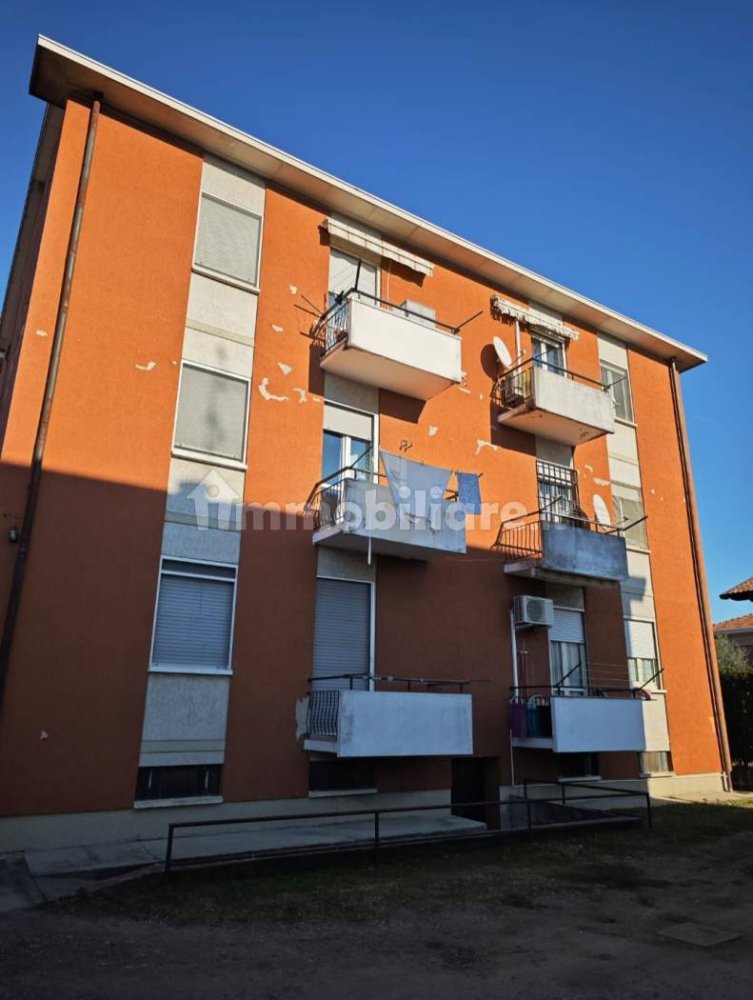 2 غرف نوم شقة في Lonate Pozzolo, Italy رقم 237065