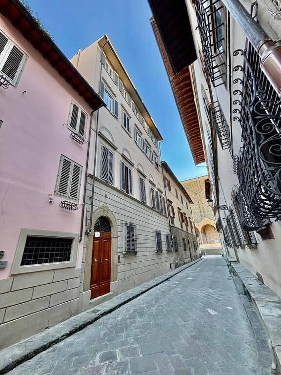 4 rooms Apartment in Florence, Italy No. 42019