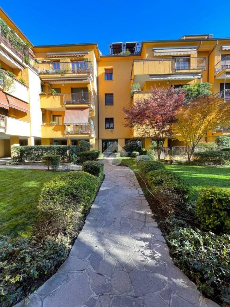 89m² Warehouse in Monza, Italy No. 328403