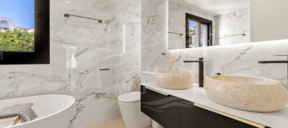 4 bedrooms Villa in Marbella, Spain No. 233016 20