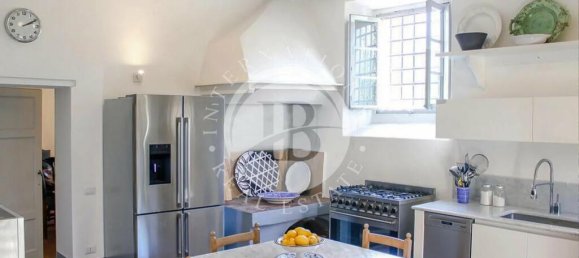 6 bedrooms Villa in Lucca, Italy No. 87957 9