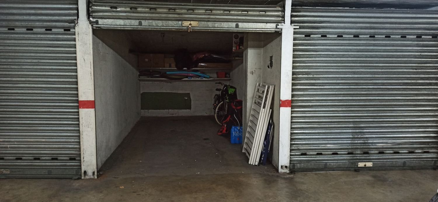  Garage in Salt, Spain No. 166005