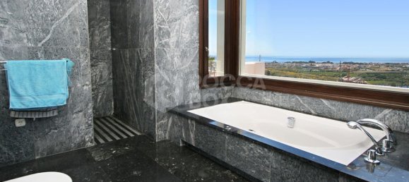 5 bedrooms Villa in Malaga, Spain No. 22758 12