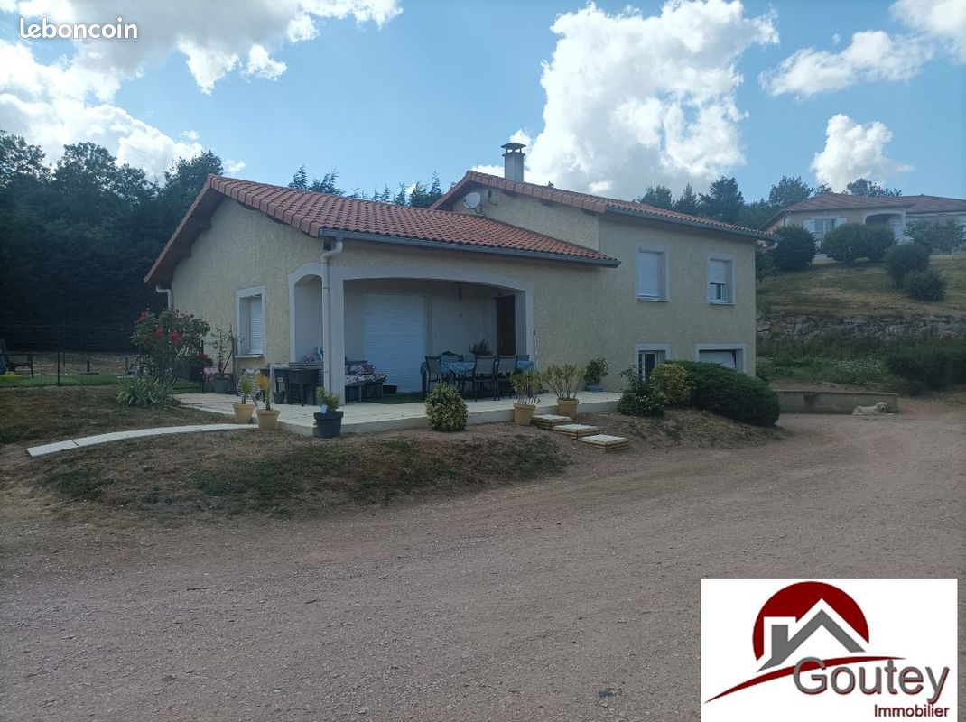 3 bedrooms House in Loire, France No. 341933