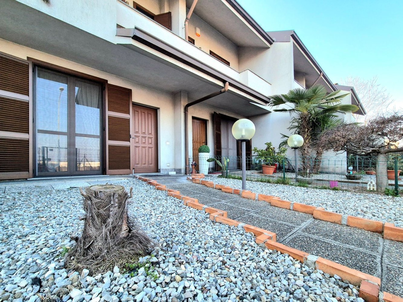 4 rooms House in Cesano Maderno, Italy No. 11769