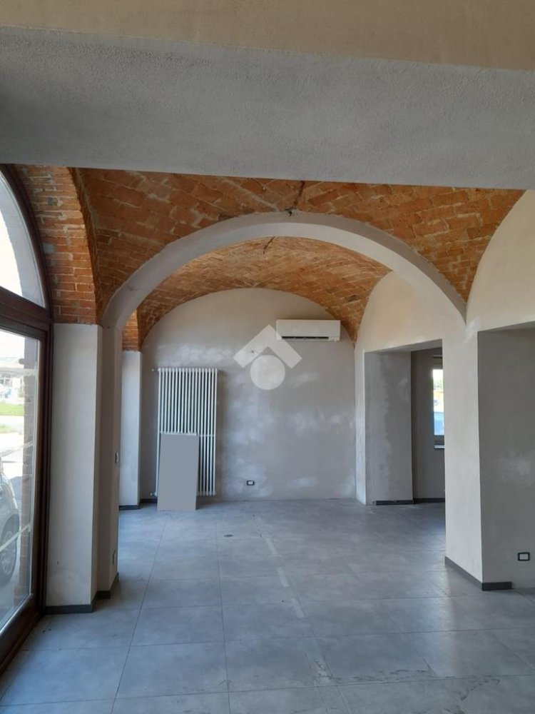 2 rooms Commercial property in Alba, Italy No. 61902