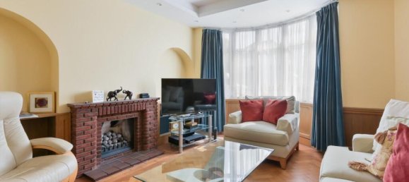 3 bedrooms Bungalow in Hounslow, United Kingdom No. 12353 2