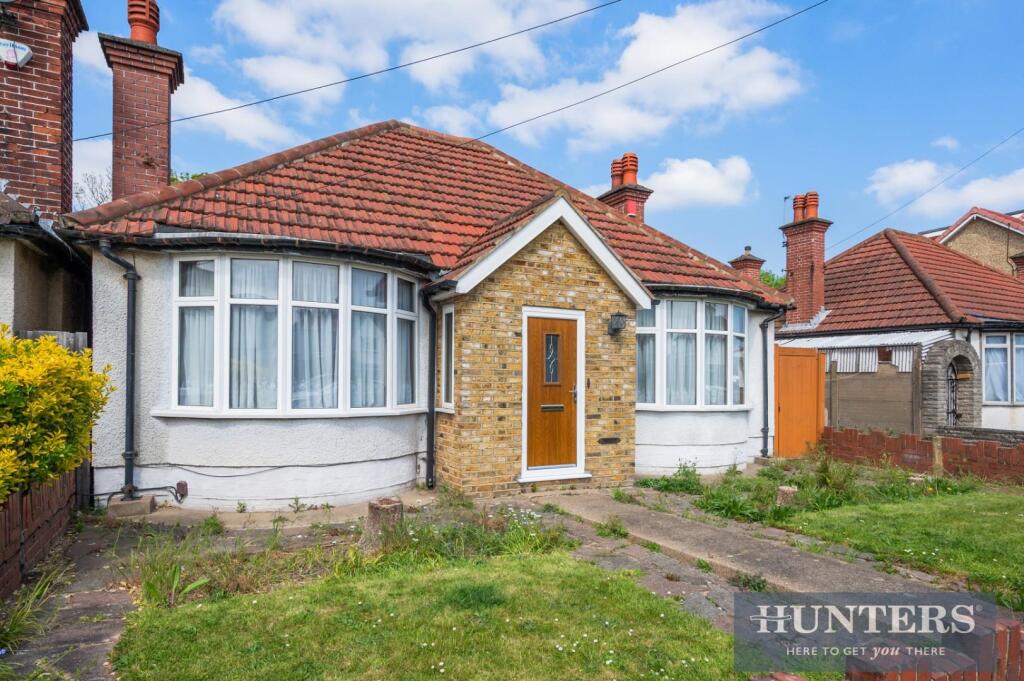 3 bedrooms Bungalow in Hounslow, United Kingdom No. 12353