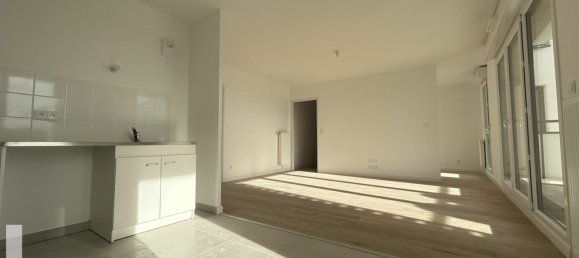 2 bedrooms Apartment in Saint-Jean-de-la-Ruelle, France No. 57195 3