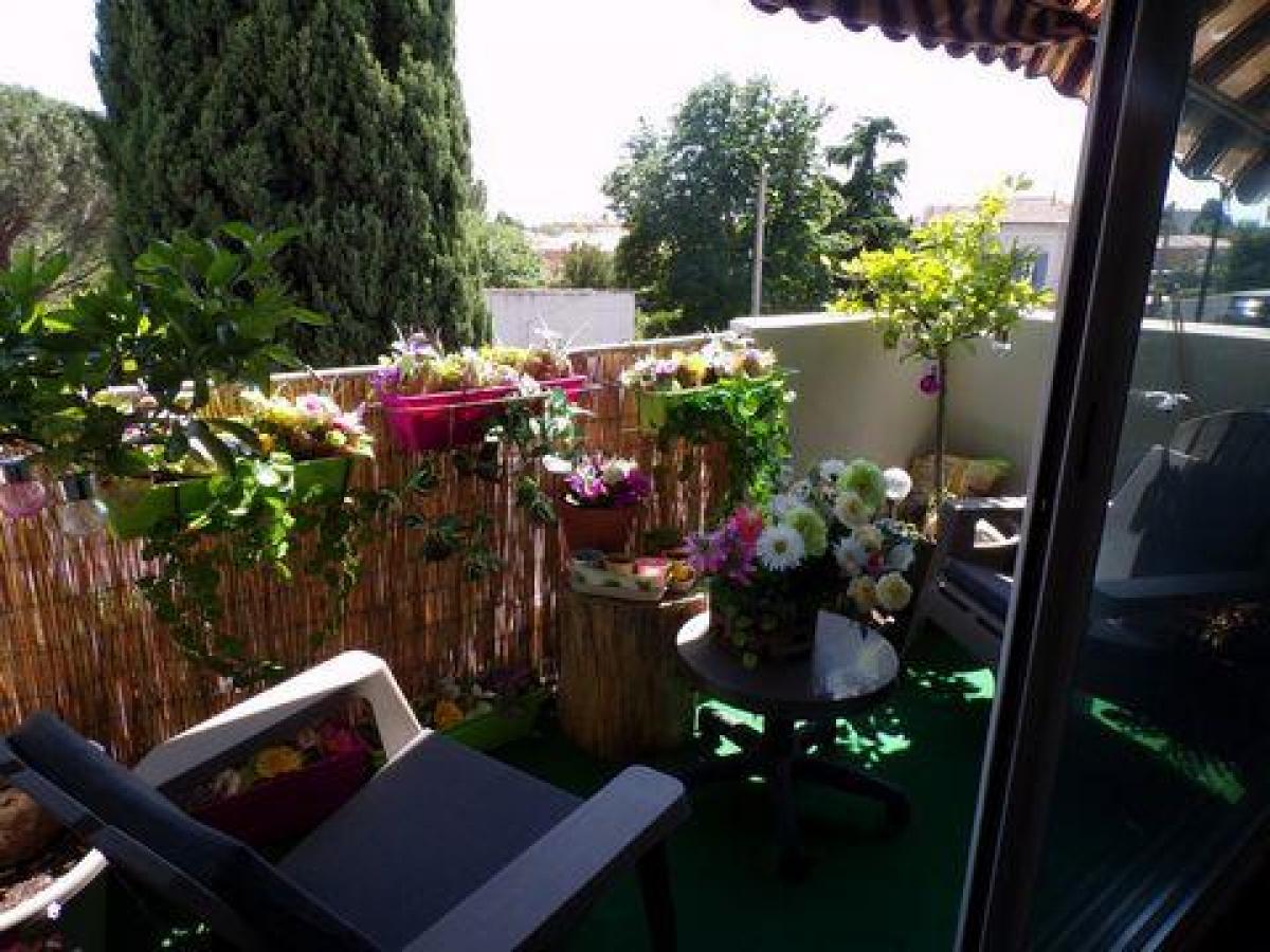 2 bedrooms Condo in Nimes, France No. 32196