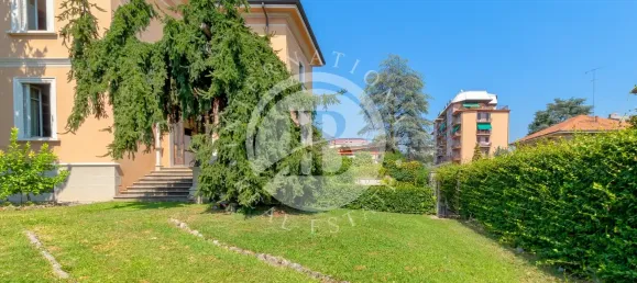 Villa de 4 dormitorios en Erba, Italy No. 339485 2