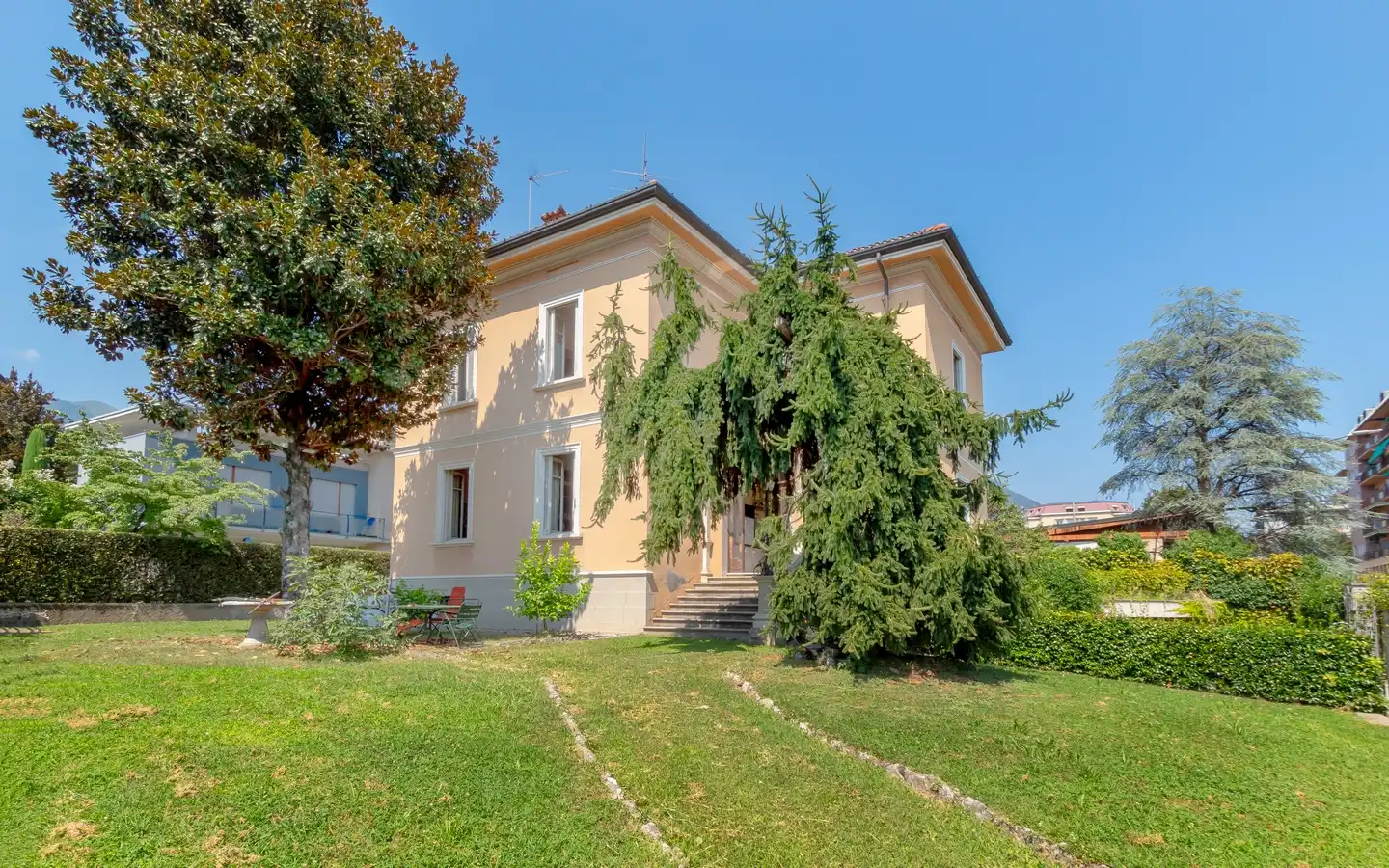 Villa de 4 dormitorios en Erba, Italy No. 339485