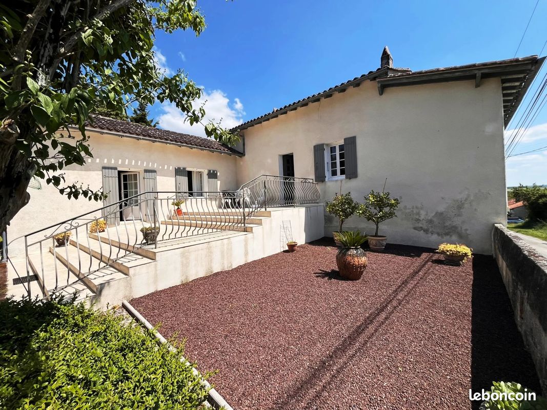 3 bedrooms House in Verteillac, France No. 340923