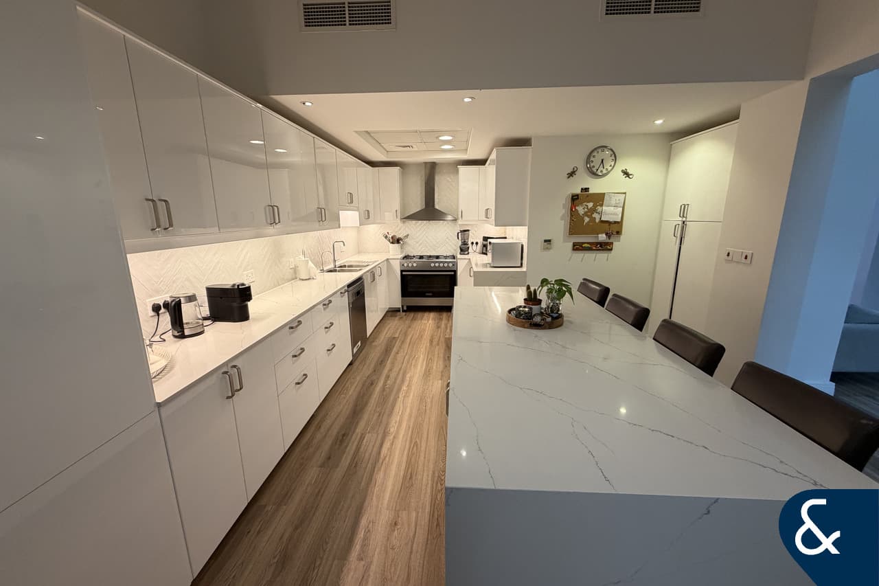 4 bedrooms Villa in Mudon, UAE No. 120585