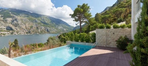 4 bedrooms Commercial property in Kotor, Montenegro No. 108 2