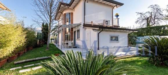 8 rooms Villa in Forte dei Marmi, Italy No. 304290 3