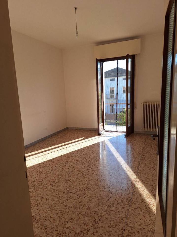 4-salle Appartement à Mantua, Italy No. 242562