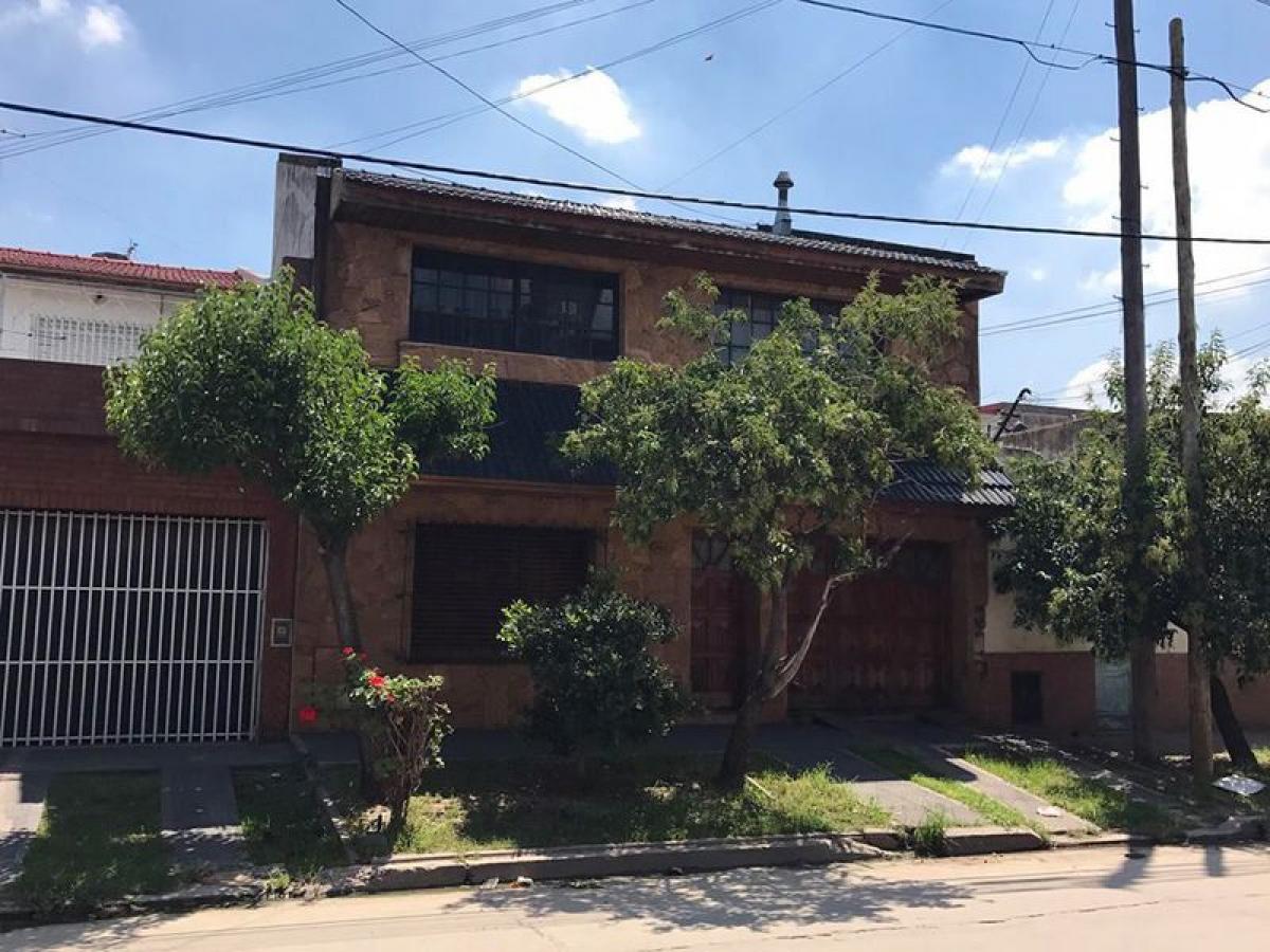 Дом с 3 спальнями в Ланус, Аргентина № 64051