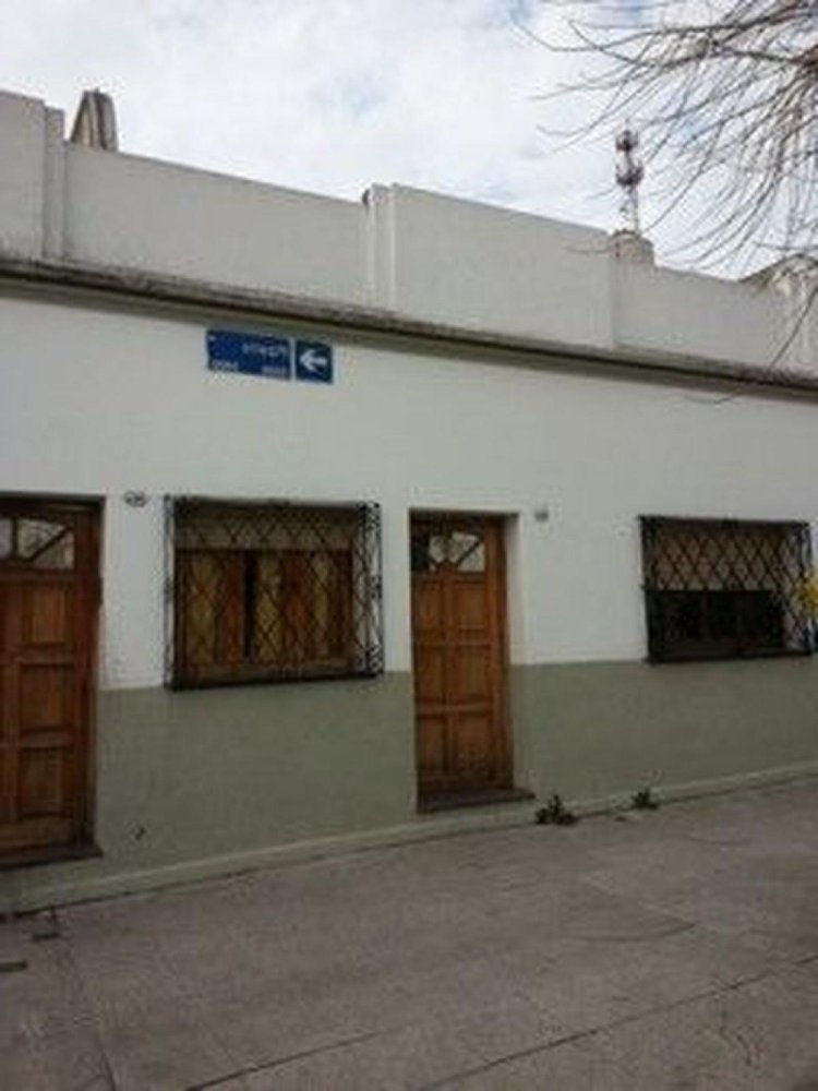 Casa de 4 dormitorios en Buenos Aires, Argentina No. 93683