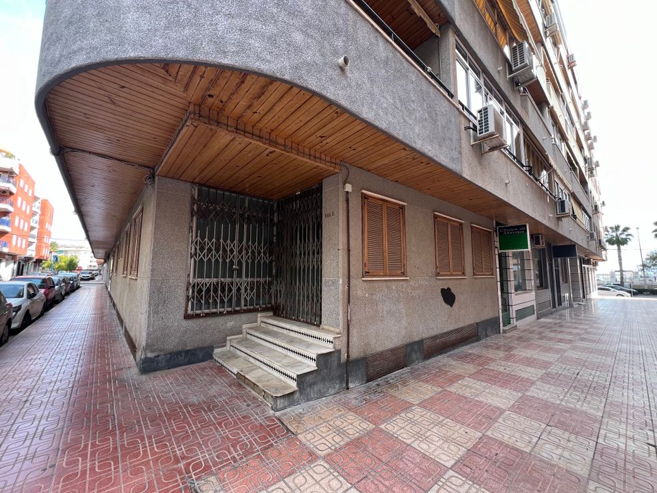 Apartamento de 3 dormitorios en Torrevieja, Spain No. 181454