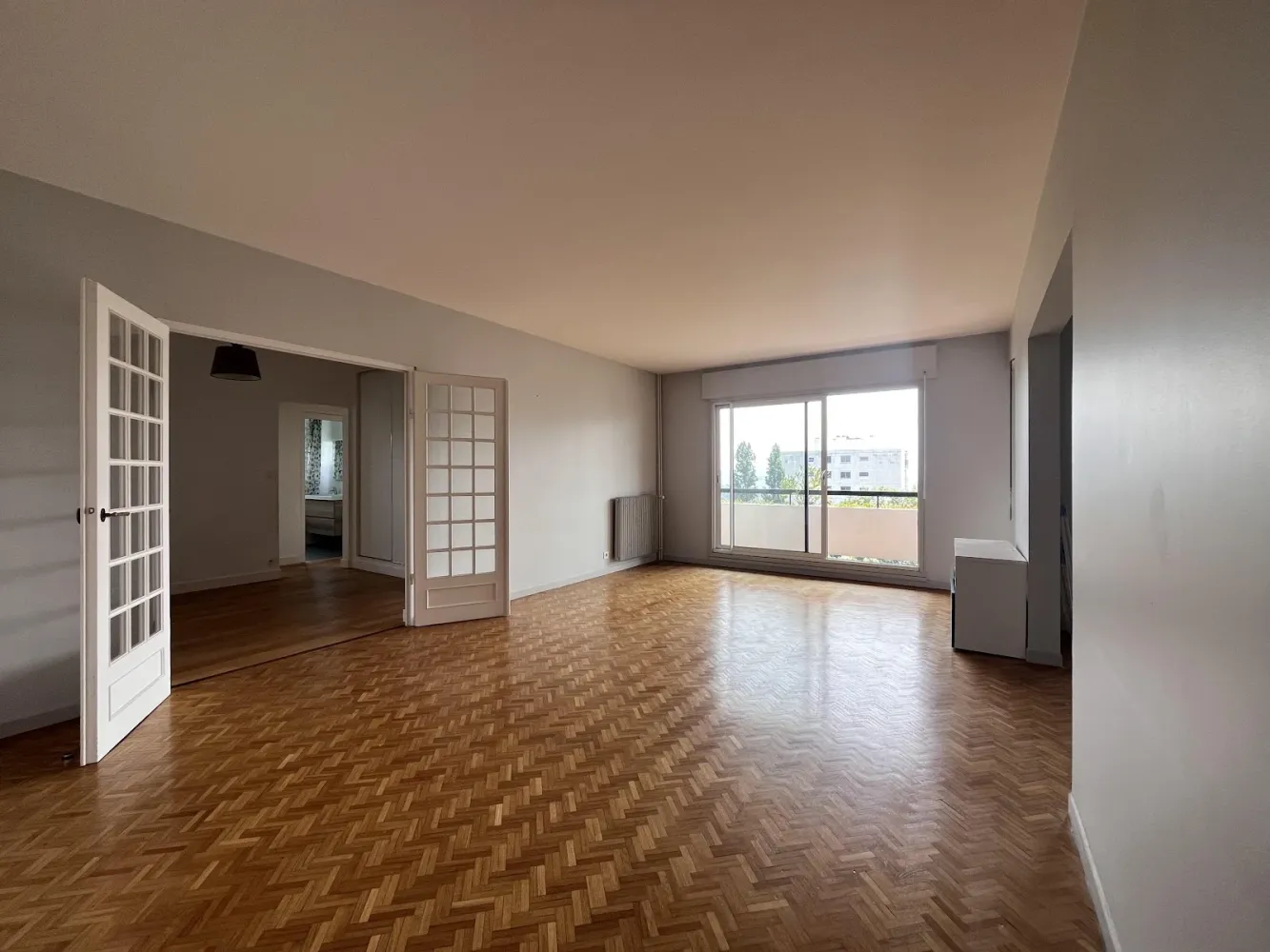 Apartamento de 5 dormitorios en Ecully, France No. 321697