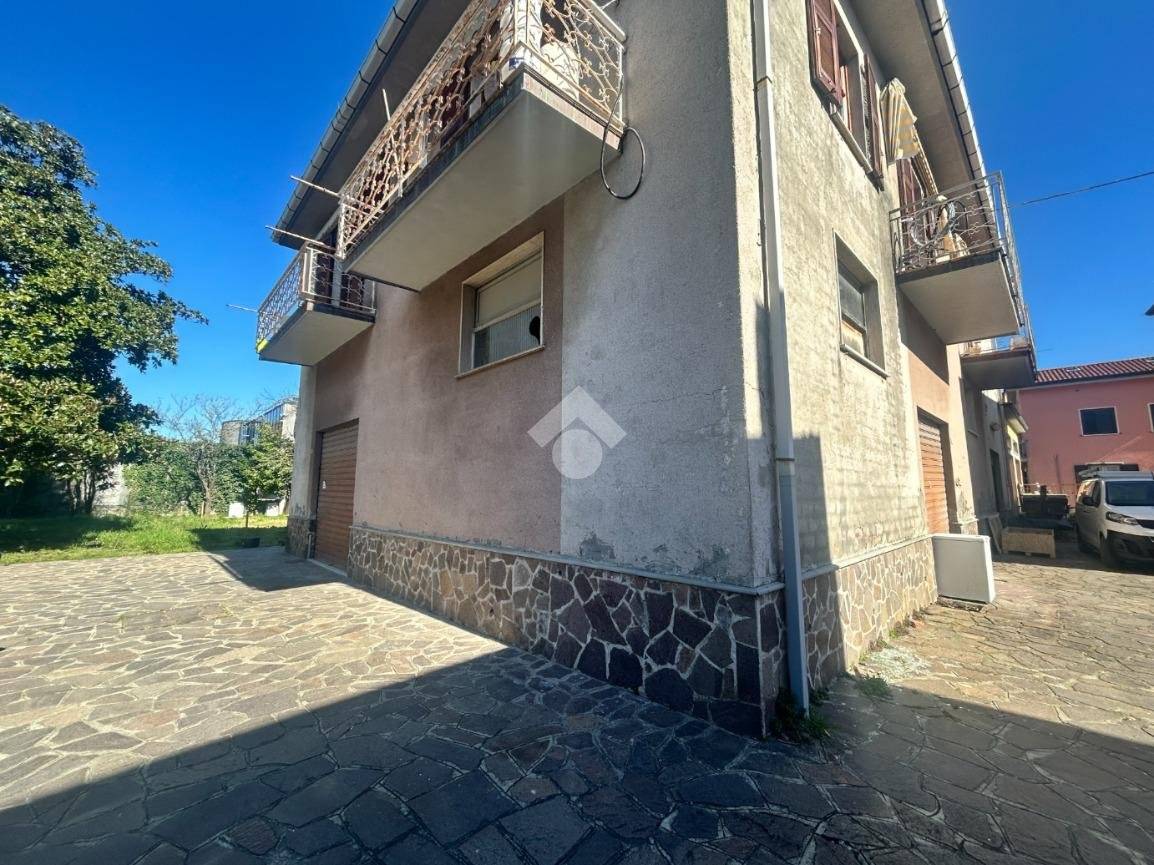 Коммерческая недвижимость с 4 комнатами в Аркола, Италия № 83269