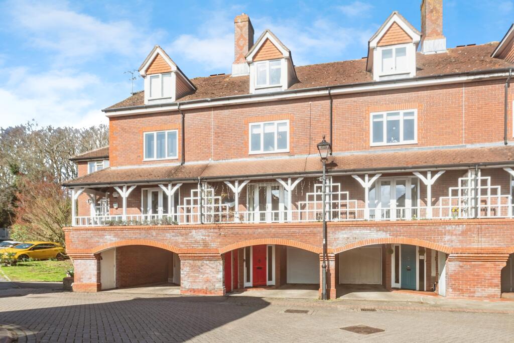4 bedrooms Townhouse in Basingstoke, United Kingdom No. 10646