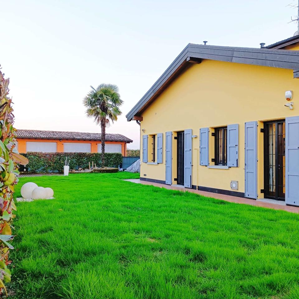 5 rooms Villa in Modena, Italy No. 40354