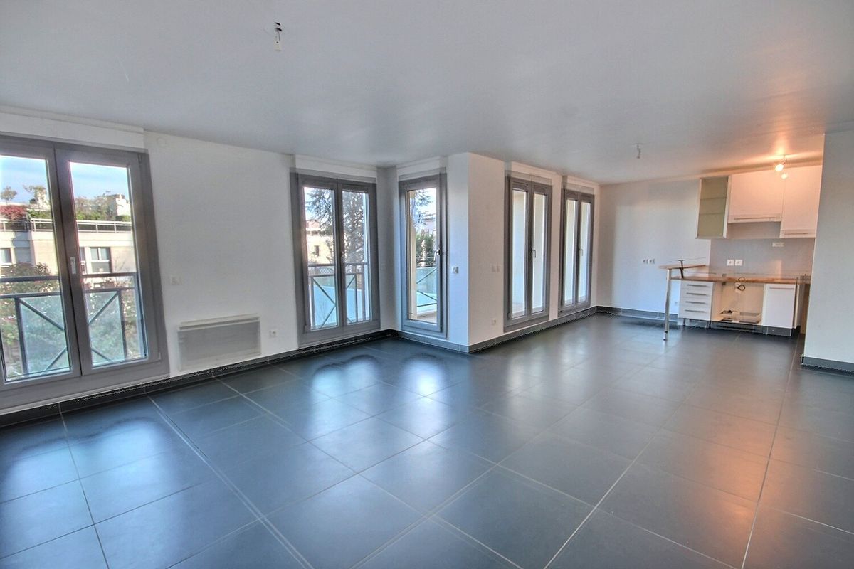 3 bedrooms Apartment in Suresnes, France No. 164021