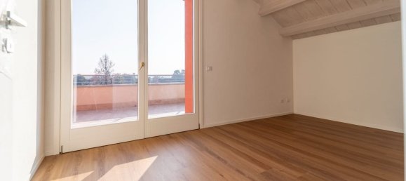 3 rooms Penthouse in Parma, Italy No. 225864 4