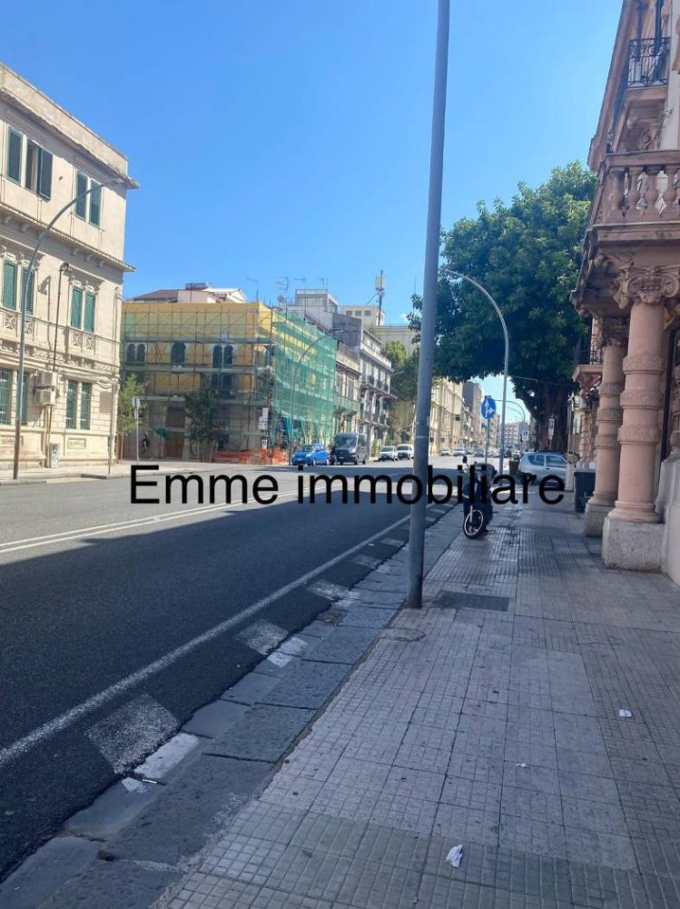 2 rooms Commercial property in Messina, Italy No. 335079