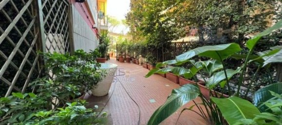 Квартира с 4 комнатами в Рим, Италия № 32399 4