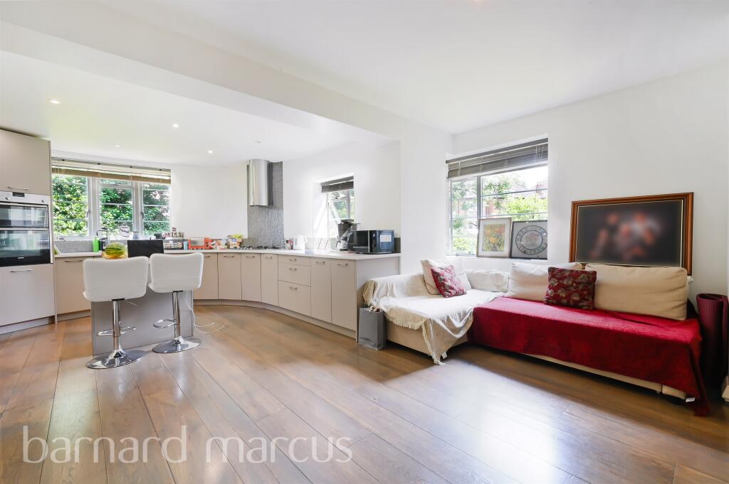 3 bedrooms Apartment in London, United Kingdom No. 9925