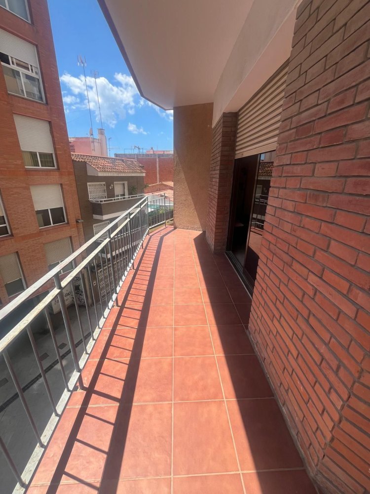 Apartamento de 3 dormitorios en Cornellà de Llobregat, Spain No. 244324