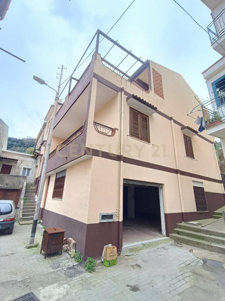 9 rooms House in Messina, Italy No. 13112