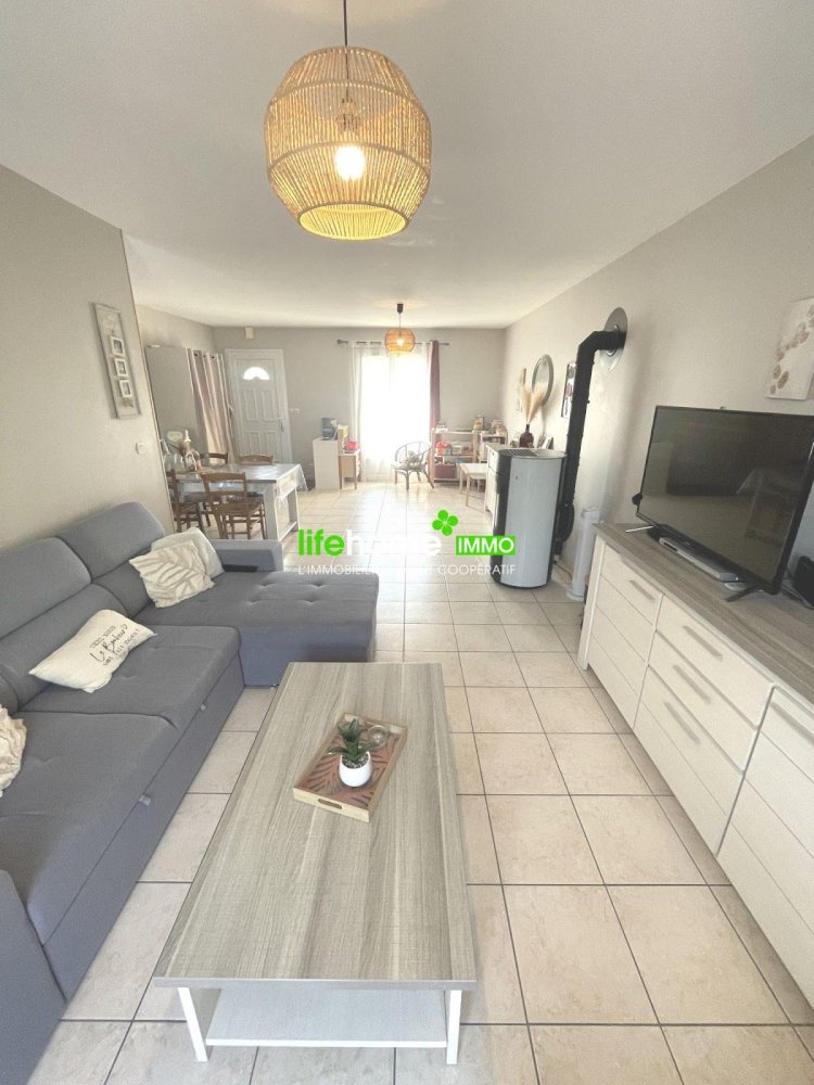 Casa de 3 dormitorios en Buzancais, France No. 255878