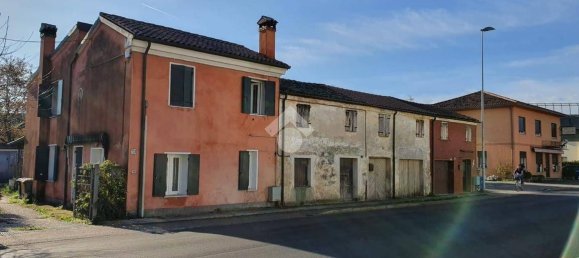 2 bedrooms House in Castelfranco Veneto, Italy No. 301603 4