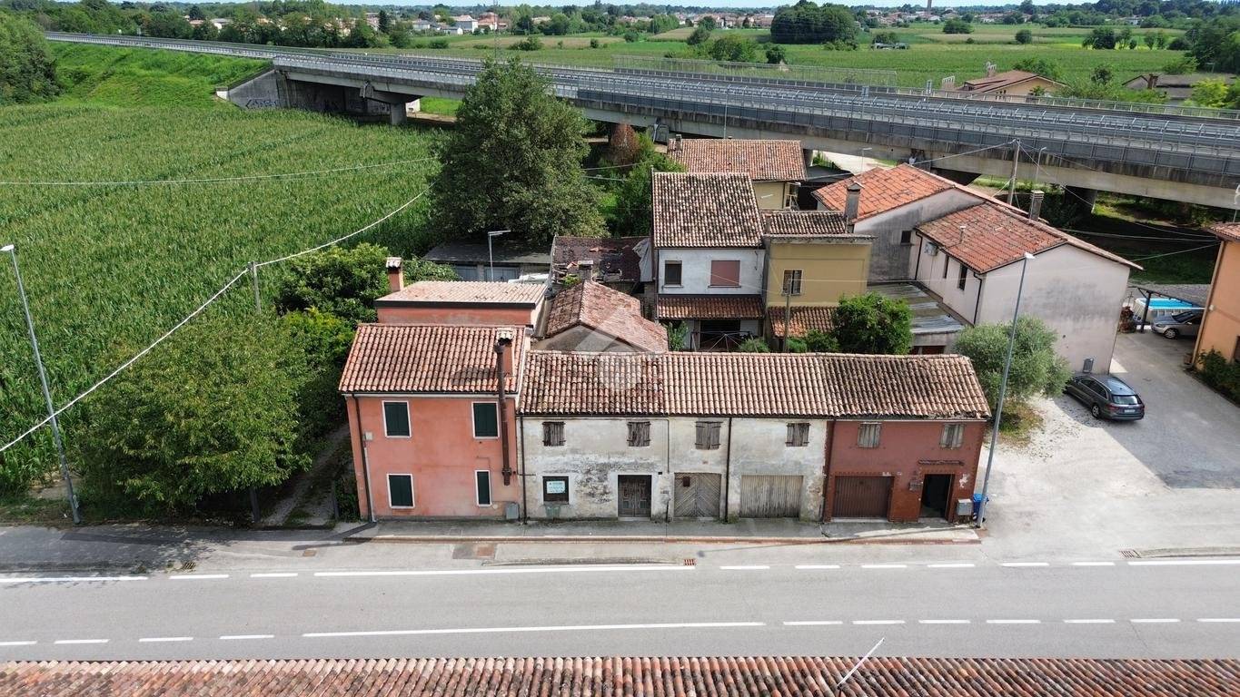 2 bedrooms House in Castelfranco Veneto, Italy No. 301603
