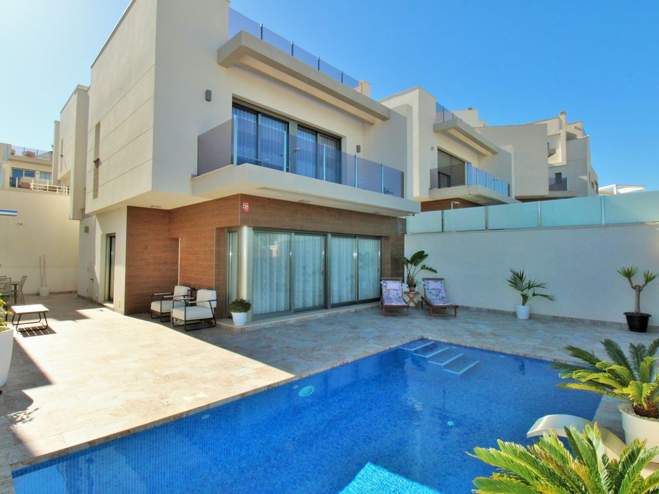 3 bedrooms Villa in Alicante, Spain No. 223021