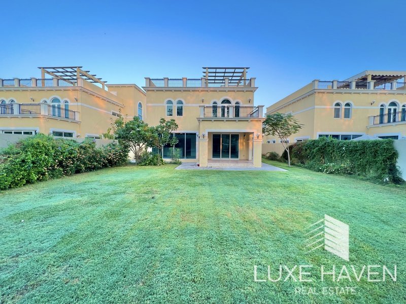 Вилла с 4 спальнями в Jumeirah Park, ОАЭ № 18564