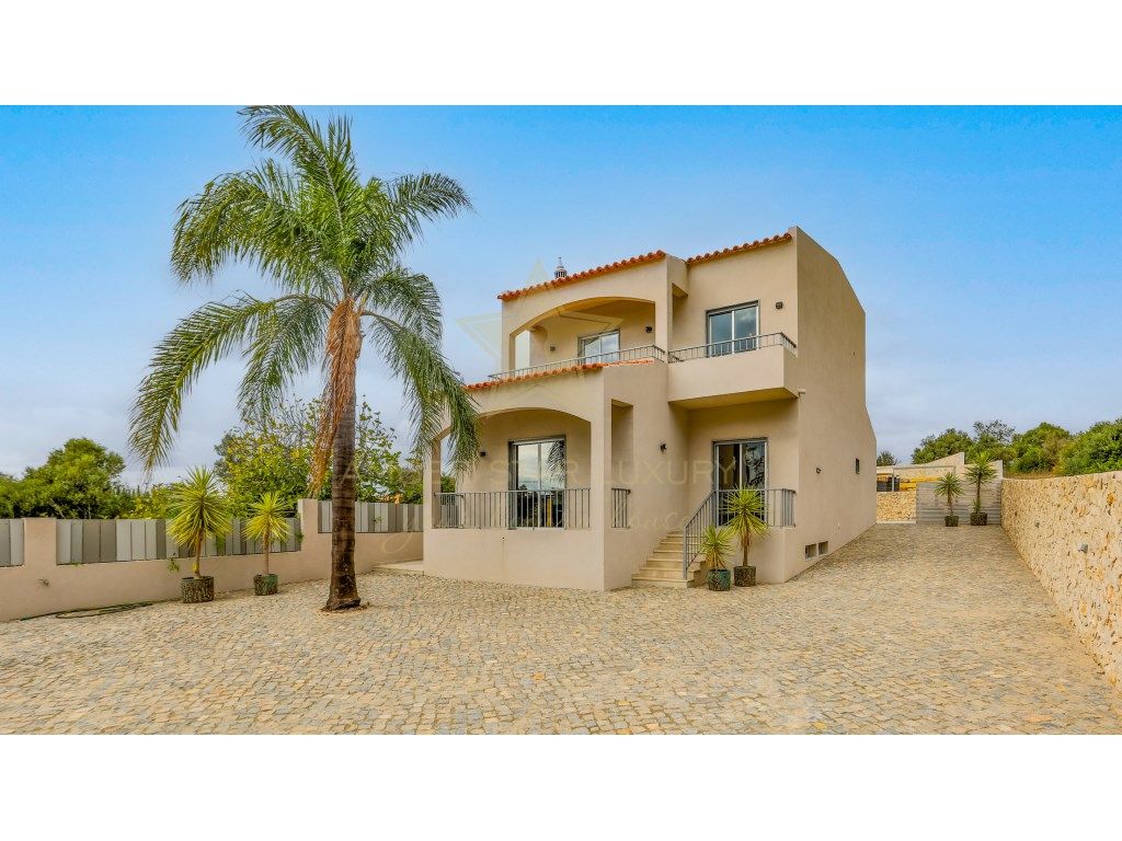 4 bedrooms House in Quarteira, Portugal No. 111677