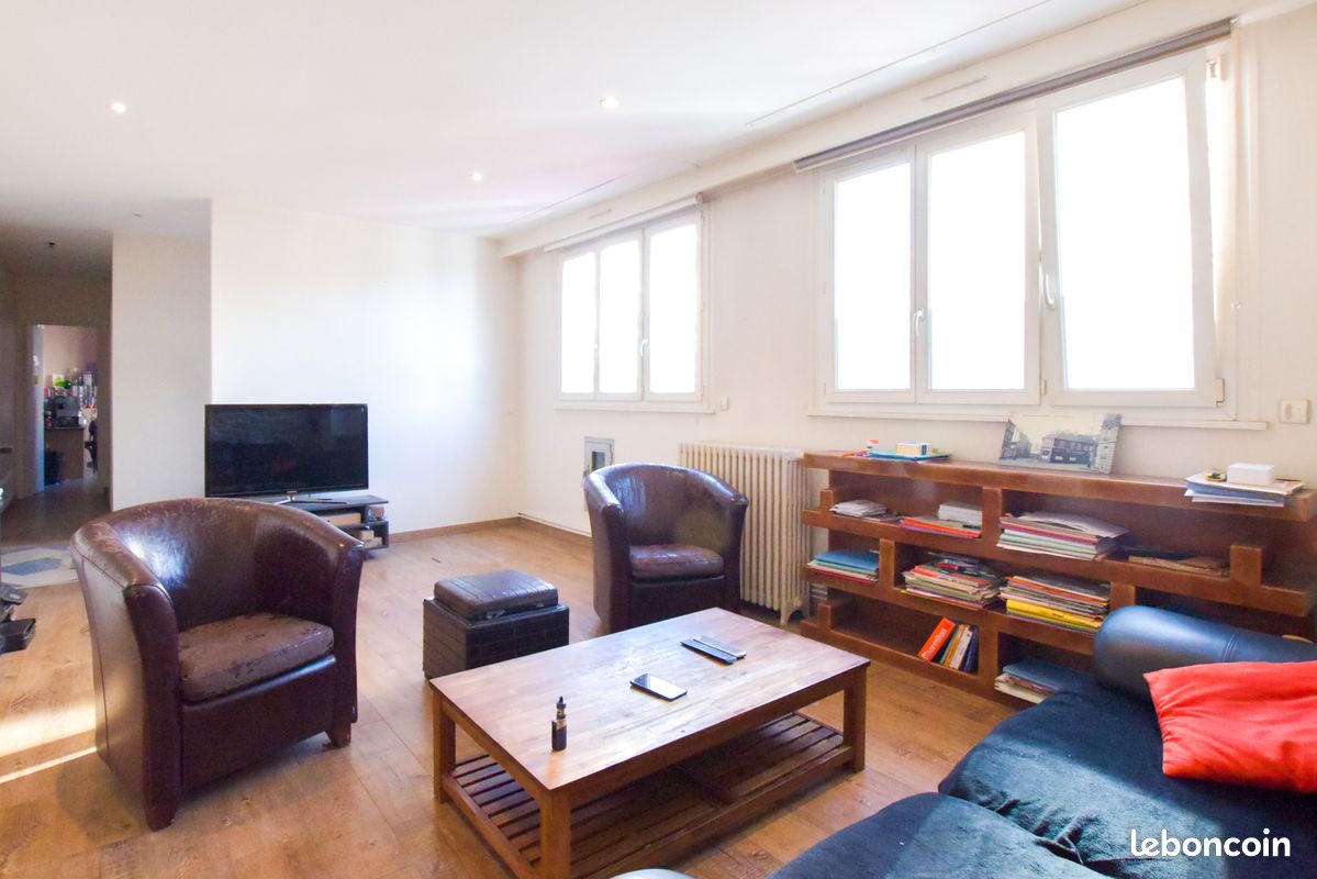 2 bedrooms Apartment in Suresnes, France No. 133399