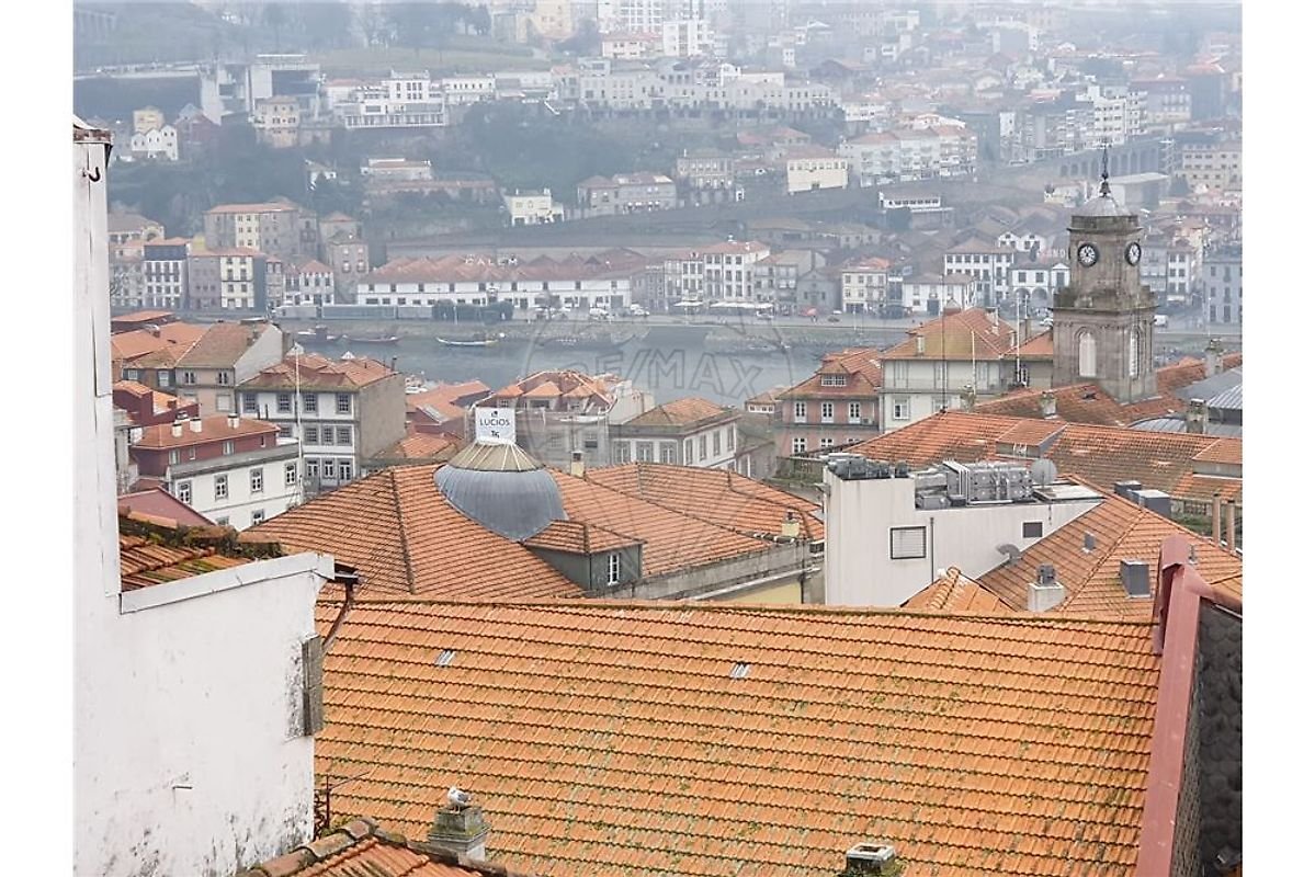 10 bedrooms Building in Porto, Portugal No. 96278